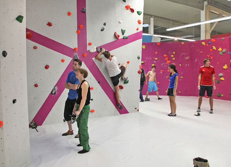 Anlässig dieses besonderen Ereignisses lud die Boulderwelt Regensburg zur Eröffnung des neuen Boulderbereichs (mit weiteren 450m² Boulderfläche) ein. Seit diesem Tag stehen allen Besuchern der Regensburger Boulderwelt ingesamt satte 1100m² Boulderfläche zur Verfügung.