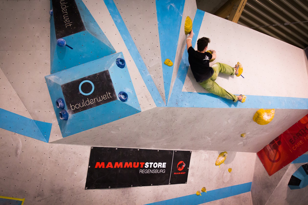 Bald ist es wieder soweit: wir starten erneut das Bavarian Boulder Battle! Zwei Runden halten wir für Euch bereit: Round One geht am 28.02.15 und Round Two am 21.03.15 an den Start. In jeder Runde gilt es 35 Wettkampfboulder zu knacken, die von super leicht bis knüppelhart gehen. So kann wirklich jeder beim Bavarian Boulder Battle (Triple B) mitmachen, egal ob Anfänger oder Bouldercrack, egal ob Jung oder Alt! Beim Bavarian Boulder Battle geht es drum Spaß zu haben und seine eigenen Grenzen auf die Probe zu stellen. Aber was wäre ein Wettkampf ohne Finale? Deshalb gibt es am Abend der zweiten Runde einen Showdown der Besten aus beiden Runden (besten vier Boulderer beider Runden und die vier Tagessieger aus Runde 2) Wer wird mit dem Siegerkranz gekürt und trägt für ein Jahr den Titel „Bavarian Boulder King“?