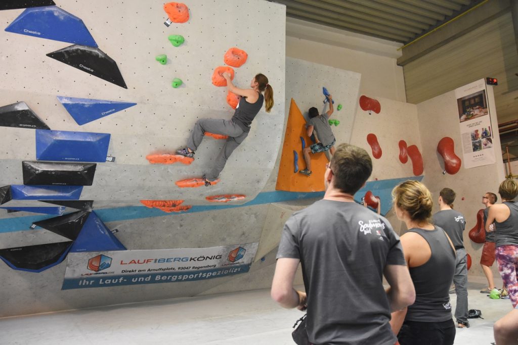 Spaßwettkampf Veranstaltung Soulmoves Süd 10.2 mit Bouldern und Klettern in der Boulderwelt Regensburg