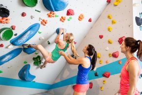 Drei Frauen trainieren im Ramen des Frauengrundkurses in der Boulderwelt